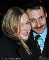 幻灯图：《亨利四世》首映 主创出席举酒杯庆祝