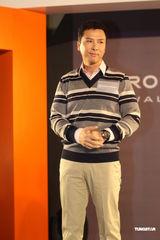 组图：甄子丹帅气代言 名模白歆惠热辣走秀