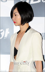 组图：河智苑裴斗娜参加《Korea》韩国媒体首映