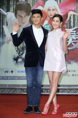 组图：吴奇隆马苏为新戏宣传粉丝热情接机