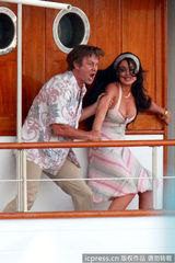 组图：林赛着爆乳吊带裙撕打不慎露半球