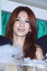 组图：Hebe赞Selina婚纱照 期待好友开启人生新旅程