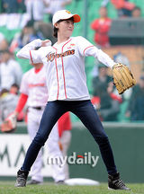 组图：韩女星具惠善为棒球赛开球 短发甜美自信