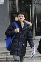 组图：北影复试考生疾步赶考 各色清新美女抢镜