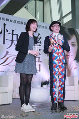 组图：梁洛施复出演舞台剧 穿黑丝短裙秀长腿