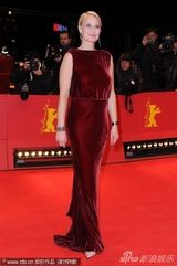 组图：《皇室风流史》首映 麦德斯透视黑裙秀美腿