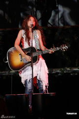 组图：陈綺贞小巨蛋开唱 脚踏车上场展独特摇滚风