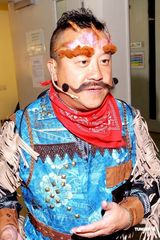 幻灯图：曾志伟怪异现身《奖门人》 吕慧仪等大玩游戏 