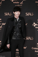 独家高清：GD获年度时尚大奖 李钟硕等亮相红毯