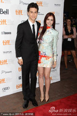 组图：莉莉亮相《作家们》首映 施瓦辛格儿子帅气