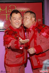 组图：曾志伟蜡像惊人逼真 摆奖门人招牌动作