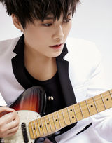 组图：李宇春帅气登封面 粉红西装横卧钢琴搞怪