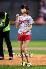 组图：韩女星裴斗娜为棒球比赛开球有模有样