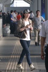 组图：李小冉宽松T恤遮孕肚 与鄢颇甜蜜回京