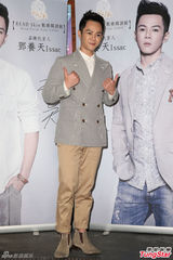 组图：歌手邓养天情人节代言大方告白田馥甄