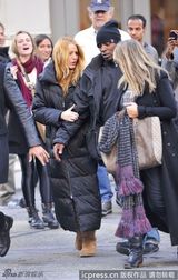 组图：布莱克-莱弗利拍《绯闻女孩》穿羽绒服御寒
