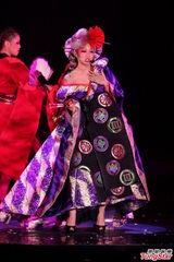 组图：幸田来未开唱变身蓝色妖姬 撅臀秀S曲线