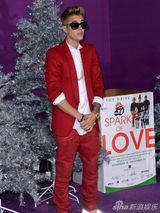 组图：比伯捧场《信仰比伯》首映 当众献吻妈妈