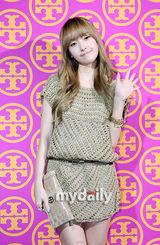 幻灯图：金正恩等出席开业仪式 众女星光彩夺目