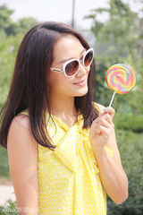 组图：秦子越夏日写真秀冰淇淋色俏皮搭配