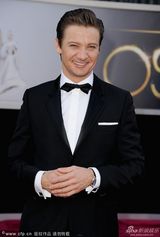 组图：杰瑞米-雷纳任颁奖嘉宾 展电眼魅力