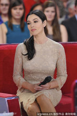 组图：贝鲁奇裸色蕾丝裙上节目 紧并双腿防走光