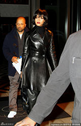 组图：蕾哈娜皮衣酷帅 短发造型红唇惹眼