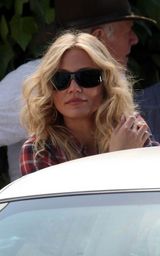 幻灯：卡梅隆-迪亚兹新片热拍 露脐装热裤秀身材