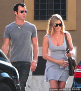 组图：安妮斯顿秀八字奶 携男友游罗马