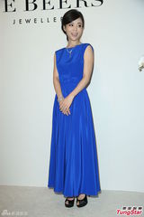 组图：张静初赴台观展 宝蓝长裙显高雅气质