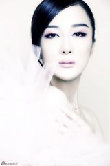 组图：李依晓演绎淡妆魅力 清纯写真显百变潜质