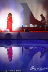 幻灯图集：戛纳开幕晚宴 萨尔玛-海耶克红裙秀香肩 