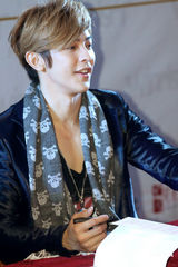 组图：汪东城现身京城会歌迷 签售会大秀亲民