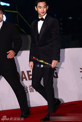 组图：金秀贤黑色修身西装变身帅气小王子