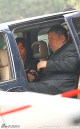 幻灯图集：张赫行色匆匆不忘放电 微笑迷倒粉丝