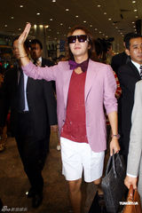 组图：张根硕红衣抵台大送飞吻 粉丝疯狂