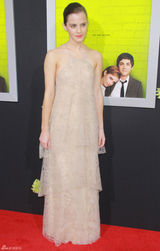 组图：艾玛《壁花少年》首映不慎露胸贴