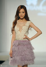 组图：叶熙祺时装秀场真空上阵演绎极致诱惑