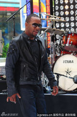 组图：惠特尼前夫鲍比-布朗热唱引围观