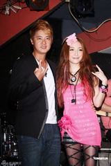 组图：许维恩开唱秀恩爱 吴亚馨送花篮力挺