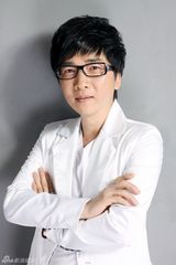 组图：曾春年休闲西装亮相 时尚装扮帅气硬朗