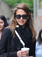 组图：杰西卡-阿尔芭黑色外套搭几何图案彩裙