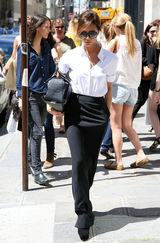 组图：维多利亚带儿子游玩 小潮男星样十足