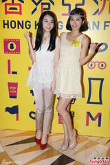 组图：温碧霞白抹胸裙性感捧场《微交少女》