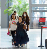 组图：赵薇戴口罩现身机场 与女儿分隔而行