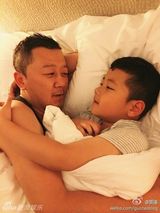 组图：郭涛搂儿子石头睡觉 温情时刻妈妈在哪？