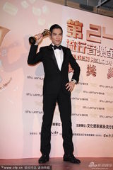 组图：萧敬腾获最佳国语男歌手 兴奋摆造型