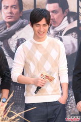 组图：《杨家将》粉丝热情 众帅承诺脱衣