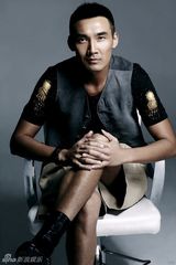 组图：张铎雅痞熟男写真惹人爱