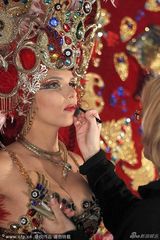 组图：群岛女王竞选佳丽盛装表演